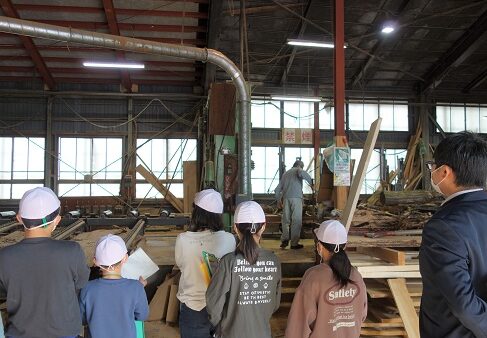 米沢市の小学生が社会科見学に