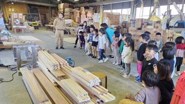 組木のおもちゃの製作！可愛いお客様が訪問してくれました！