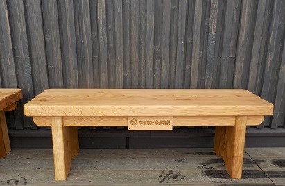 米沢産の杉で製作したベンチ｜国産無垢材｜アイタ工業